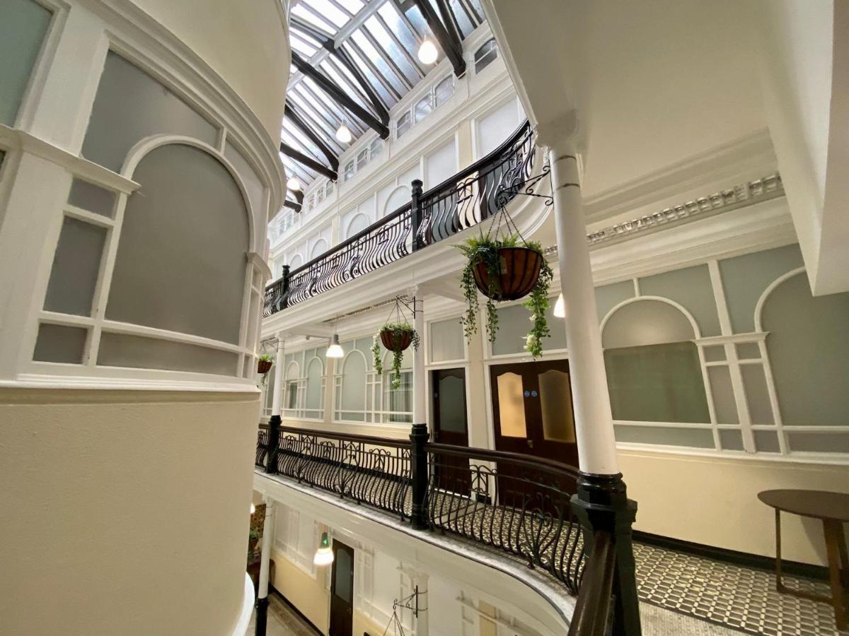Luxeurs - Victoria Street *